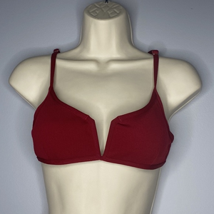 Bikini top with a wired V-notch at the center‎ to frame your cleavage